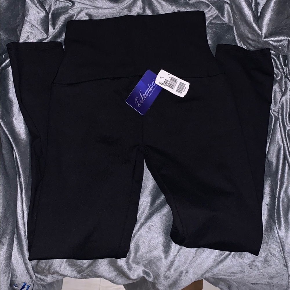NWT LEONISA CROP LEGGING